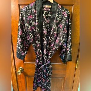 AMELIAS VTG Silky feel belted Floral short robe. Size unknown